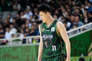 扛起球队内线！赵柏清11中7高效拿下21分12板 5前场板 配图