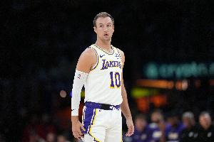 外线有谱!肯纳德半场三分2中2拿到8分 正负值+7 配图