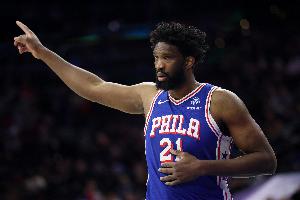 恩比德:膝盖很久之前就没问题了 现在棘手的是腹斜肌拉伤 配图