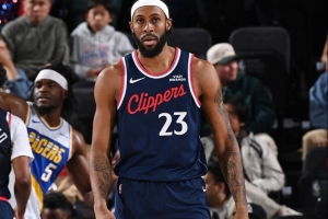 卢：不知道以赛亚·杰克逊还能背打小个&篮下终结 这方面很厉害 配图