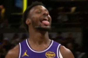 嘿嘿！布朗尼空切单臂劈扣然后吐舌嘲讽 有点可爱是怎么回事？ 配图