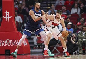 排名上不去了?火箭和湖人掘金交手都是劣势 和狼最后一场很关键 配图