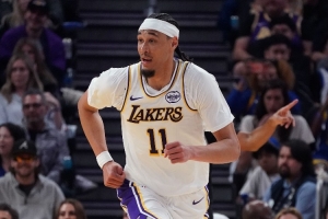 艾顿你好好养伤！海斯上半场6中4得到8分7板1助2帽 配图