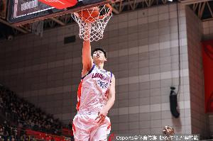 效率挺高！徐昕全场7投5中 贡献11分10篮板1盖帽两双数据 配图