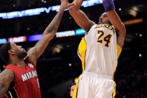 詹科最后一投选谁？微笑刺客：让詹姆斯做决策 让科比出手投篮 配图