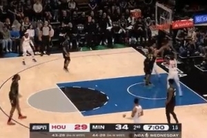 大锤发力！李凯尔单防伊森 连续送后者大帽并保护后场篮板 配图