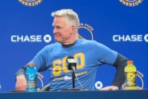 科尔穿600胜T恤接受采访：库里还没对抗训练 侧翼位置现在很薄弱 配图