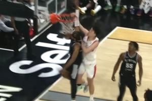 炸了炸了！杨瀚森顺下举火烧天单臂隔扣班克斯！本场9中9！ 配图