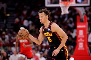 真能抢啊！丹尼尔斯冲下8个前场篮板 14中8拿到16分13板4助 配图