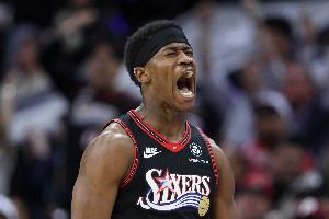 开场就燃起来！埃奇库姆比赛第一攻拉杆上进展现腰腹力量！ 配图