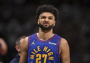 遇神杀神！贾马尔·穆雷中路突击挑篮得手 已砍45分打停独行侠 配图