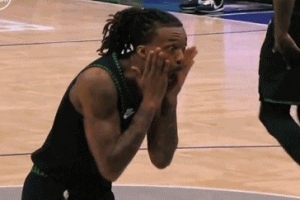 一脸不可思议！海兰德撞倒芬尼·史密斯被吹犯规 森林狼挑战成功 配图