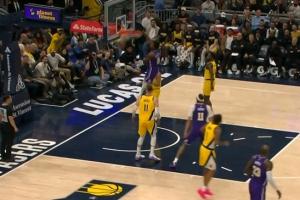 这球帅炸！布朗尼空切暴起单臂炸扣引爆全场&詹姆斯全程目睹 配图