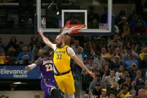 这TM41岁？？！詹姆斯一条龙对抗撞飞对手 左手再次隔扣赫夫2+1！ 配图