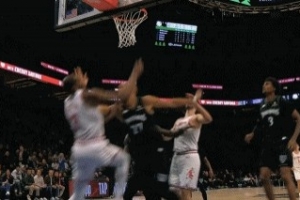 别伤害他英俊的面庞！戈贝尔贴防杜兰特犯规 一巴掌打到后者面部 配图