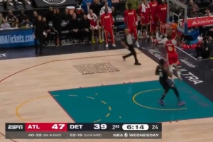 不错的嗅觉！库明加机警抢断 反击轻松双手扣空篮！ 配图