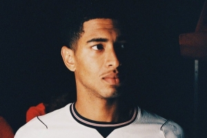 英格兰队球衣售价高昂引发争议，英国首相发言人：理解球迷的不满 配图