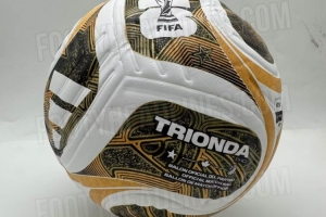 谁能踢上？世界杯决赛用球谍照：白色为底，搭配金色和黑色细节 配图