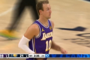 乘胜追击！肯纳德外线开火 连续三分命中助湖人领先17分打停对手 配图