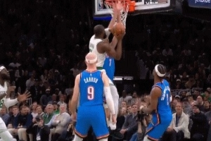 闲庭信步！杰伦·布朗体前变向过掉亚历山大 滞空拉杆上篮打中 配图