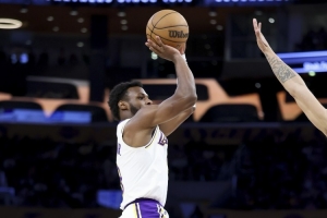 东契奇:布朗尼相比上赛季进步很大 在场每一分钟都打出了高水准 配图