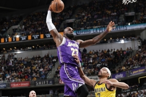 生涯第23赛季&41岁！詹姆斯本次六连客合计15记扣篮 场均2.5扣 配图