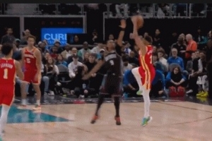 硬解真能进！兰代尔外传 麦科勒姆顶着奥萨尔金鸡独立压哨三分！ 配图