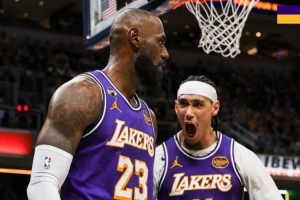 湖人官方发布赢球海报：封面人物詹姆斯+海斯 配图