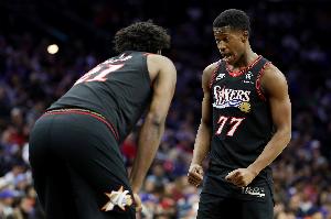 很慌!埃奇库姆谈恩比德:我一直问他你还好吗 结果他复出就35分 配图