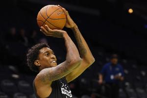 麦克丹尼尔斯:我投篮陷入低迷了吗?如果有 那就接着投就行了 配图