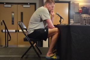 有趣的灵魂！约基奇穿小黄人洞洞鞋接受采访 此前cos该电影角色 配图