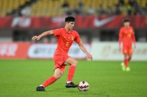 媒体人：陈泽仕是这届国青最好的中场，身材高大而且全能 配图