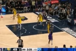 要当射手？范德比尔特侧翼接球 踩线长两分洞穿篮心 配图