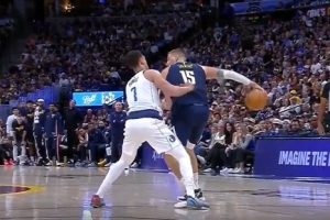 仙人指路！约基奇背传精准找到沃特森 后者起飞暴力劈扣 配图