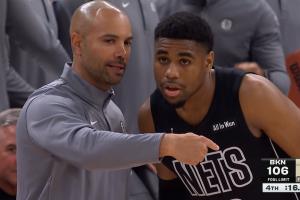 演都不演了？篮网最后先慢三步上篮过桥 然后后场扔三分直接结束 配图