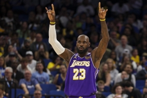 2026年仅三位球员场均20+5+5&命中率50%：詹姆斯+字母哥+约基奇 配图