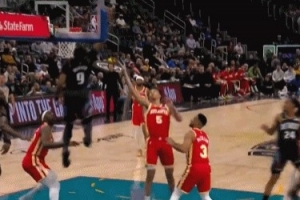 蹦真高！詹金斯突破抛传 奥萨尔底线空切起飞单手空接暴扣！ 配图