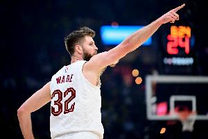 队记:迪恩·韦德热身时疑似扭伤了脚踝 目前不清楚伤势程度 配图