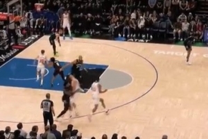 这谁扛得住啊！兰德尔追防直接撞翻挡拆的申京 被追加一级恶犯 配图