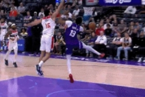 参加明年扣篮大赛吧！贝利快下接球迎着防守 跨步大翻身劈扣 配图