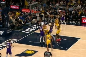 谁说没哨？詹姆斯持球强攻对抗防守 被吹了进攻犯规 配图