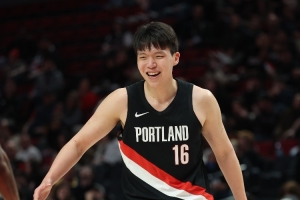 9中9砍20+9+5！杨瀚森发博：我拍了拍自己的头 干得漂亮 继续努力 配图