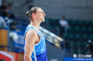 鲁媒：山东新大外援斯蒂尔在太原和球队会合 克里斯随队康复治疗 配图