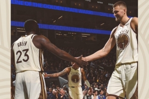 高瘦+矮壮组合！勇士发布赢球海报：封面人物为波津+追梦 配图