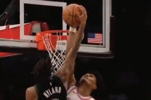 干干净净！阿门篮下补防直接迎面大帽海兰德扣篮 配图