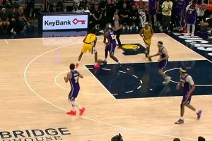 本来0失误的啊！詹姆斯最后时刻拿球看向雷迪克 被托平生断暴扣！ 配图