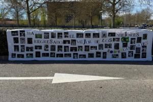 感动！皇马基地外球迷张贴照片支持罗德里戈，球员发文：感谢 配图