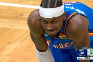 两个人都笑了！杰伦·布朗强攻亚历山大对抗打成2+1 配图