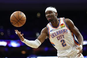 出手略少！亚历山大上半场6中5得到12分2板3助1断 三分3中2 配图