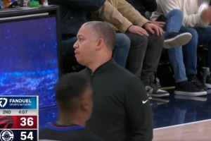 你也试试这招！巴恩斯当面抢断伦纳德 快攻暴扣打停快船 配图